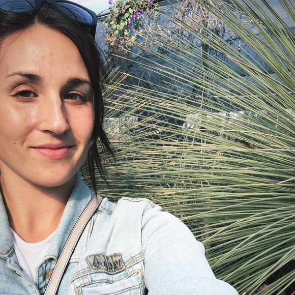 Meet your Posher, Nicole - Picture 1 of 1